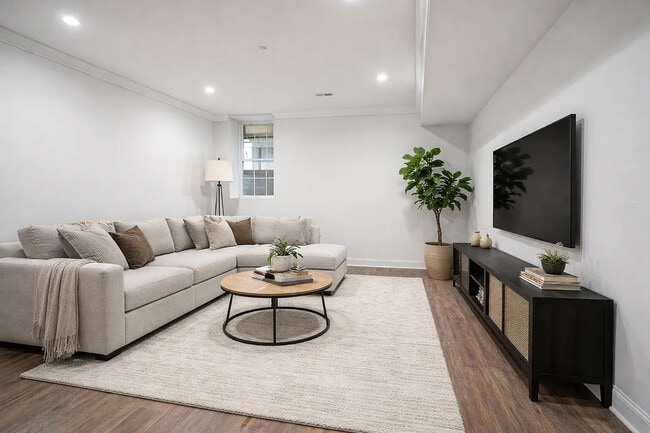 Building Photo - 615 S Delhi St