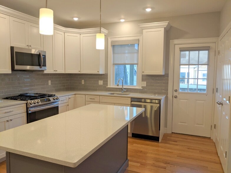 Building Photo - 16 Bowen Ave