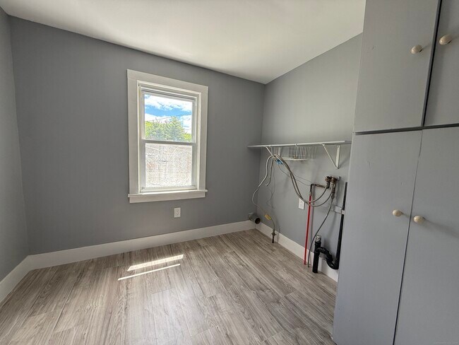 Building Photo - 1402 Waterbury Rd