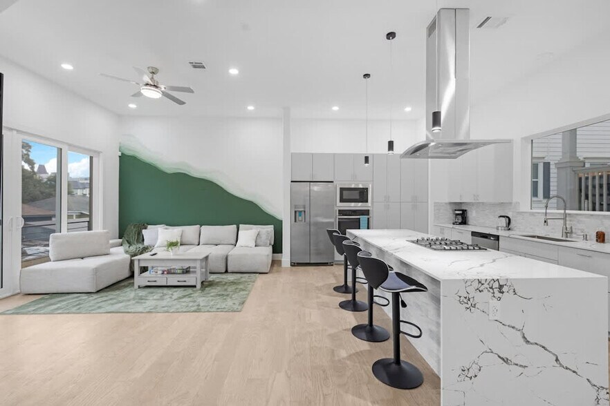 Primary Photo - 2107 McGowen St