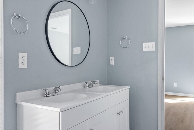 Building Photo - Carriage Place Square