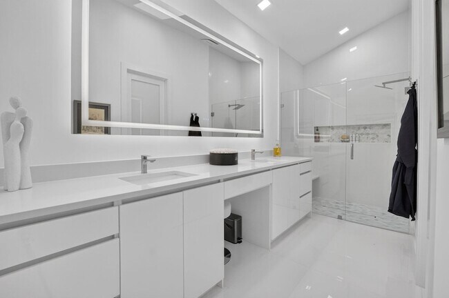 Building Photo - 5372 NW 21st Ave