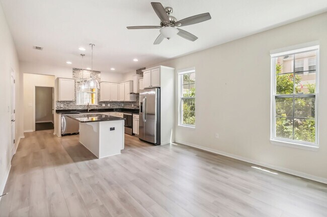 Building Photo - PENDING APPLICATION- Beautiful 4/2.5 Townh...