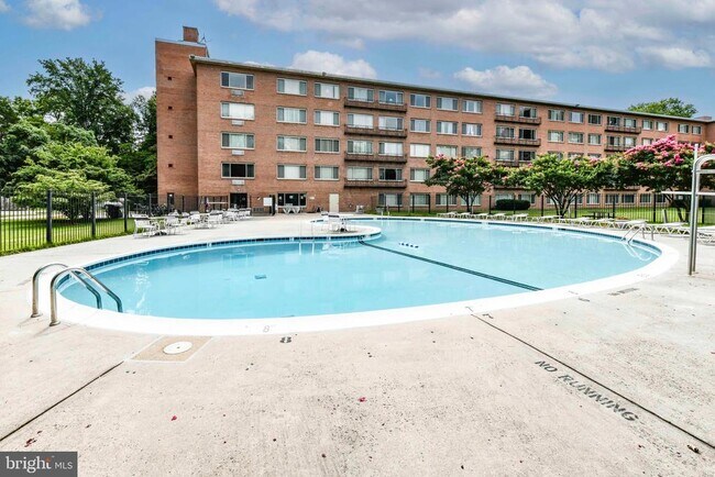 Building Photo - 10570 Main St