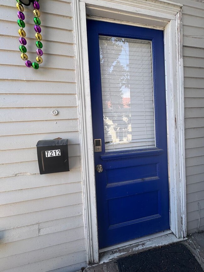 Building Photo - Renovated 2bed steps from Campus ! August 1 Lease Available!
