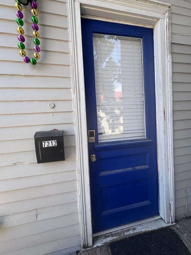 Building Photo - Renovated 2bed steps from Campus ! August 1 Lease