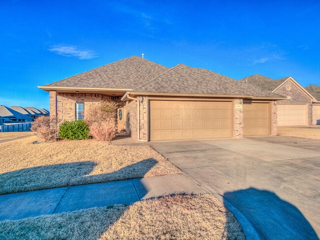 Building Photo - 4 Bedrooms/2 Baths/3Car - Deer Creek Schools - Gated Community of North Roselake Villas