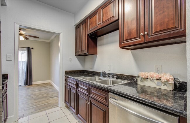 Building Photo - 9707 Richmond Ave.