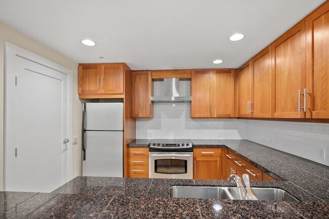 Building Photo - Fabulous Urban Retreat Condo in Celebrated...
