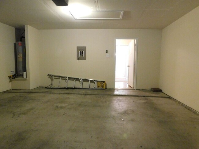 Building Photo - Available Now!!!! Beautiful home located i...