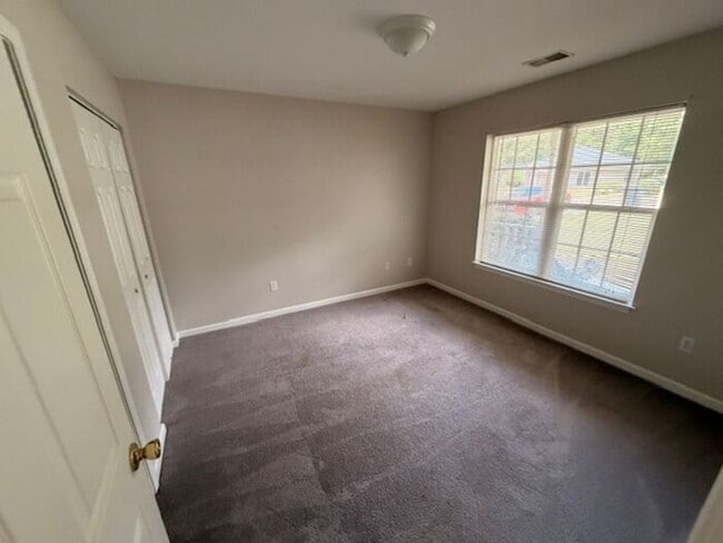 Building Photo - Beautiful and spacious! Ready for move in!