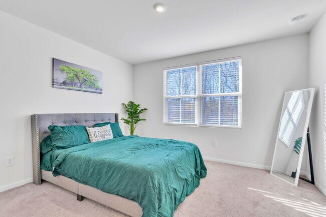 Building Photo - Modern 3BR, 2.5BA Townhouse in Walnut Hill Townes