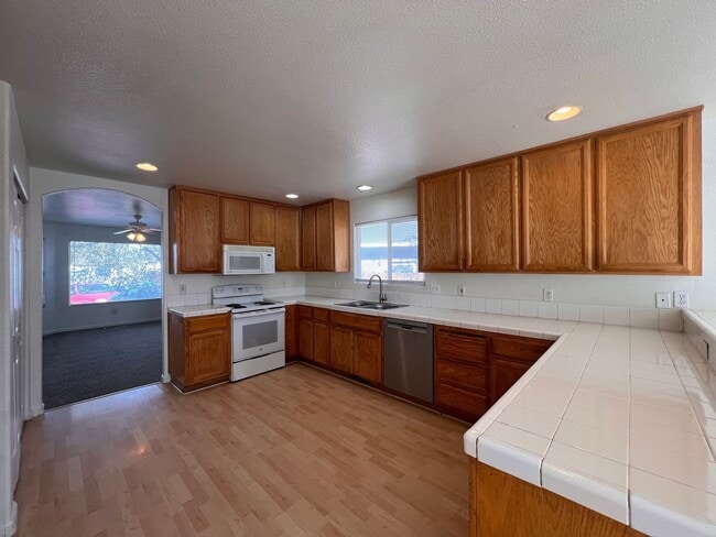 Building Photo - Large 4-bedroom home located in the Countr...