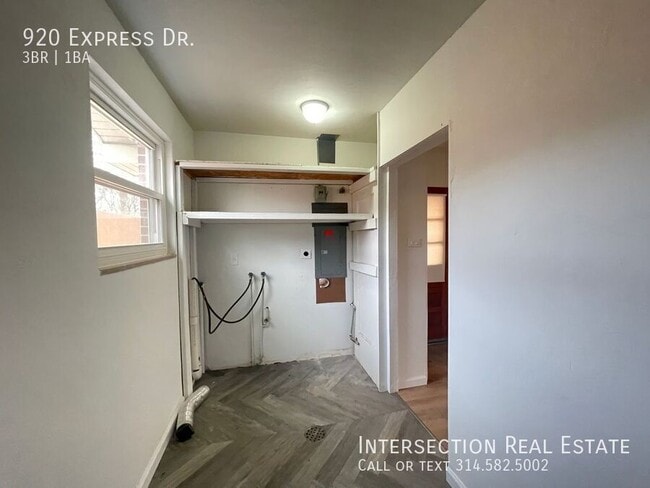 Building Photo - 920 Express Dr