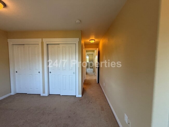 Building Photo - Cozy and Spacious Townhome w/ Deck & Balco...