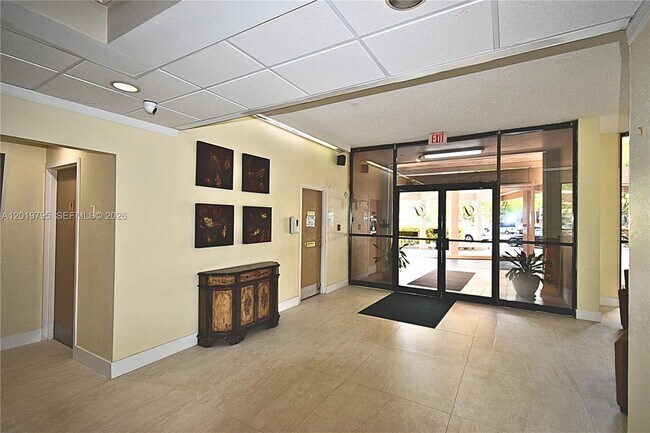Building Photo - 1100 St Charles Pl