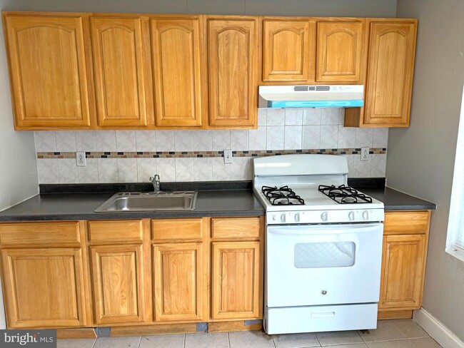 Building Photo - 1528 S Hollywood St