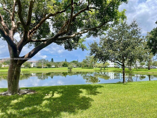 Building Photo - 2042 Newcastle A