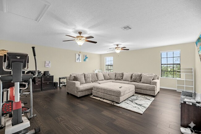 Building Photo - "Discover Spacious Elegance: 5-Bed, 3-Bath...