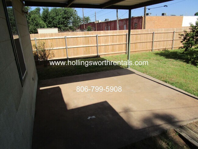 Building Photo - 3 Bedroom, 2 Baths, 2 living rooms with extra large Laundry Room House