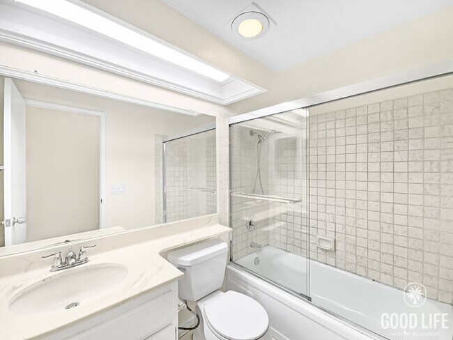 Building Photo - Beautiful 2B/2BA Townhouse with Attached 2...