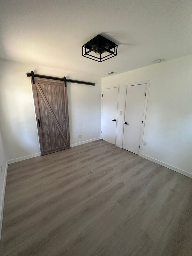 Building Photo - Spacious 3 Bed 3 Bathoom in Long Beach