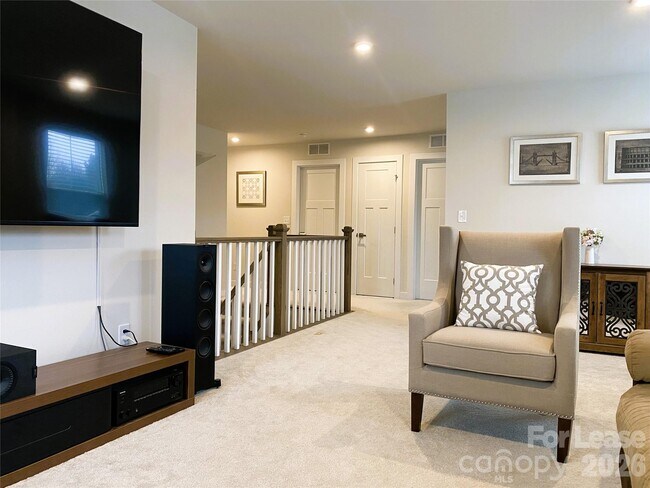 Building Photo - 3163 Streamside Dr