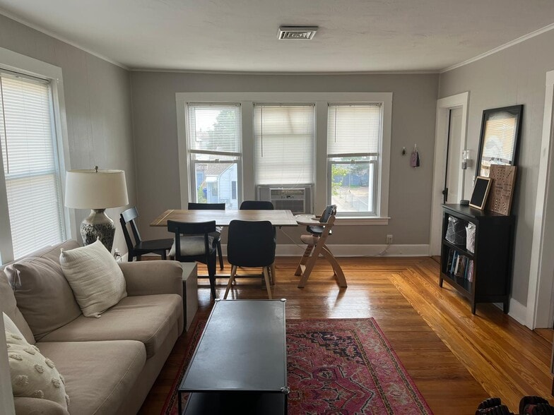 living room - 224 Suffolk Ave