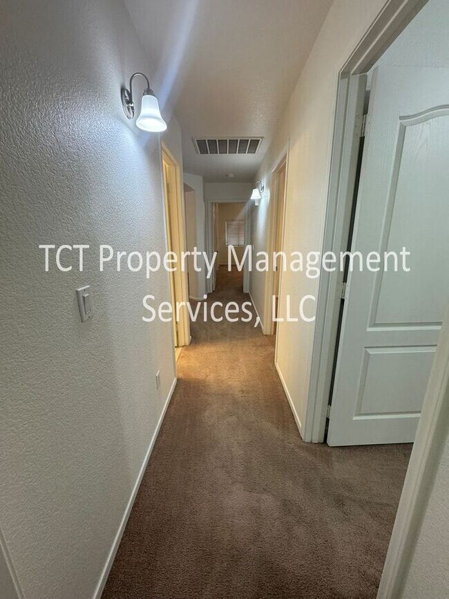 Building Photo - Spacious Open Concept 3 bedroom, 2 bath Ho...