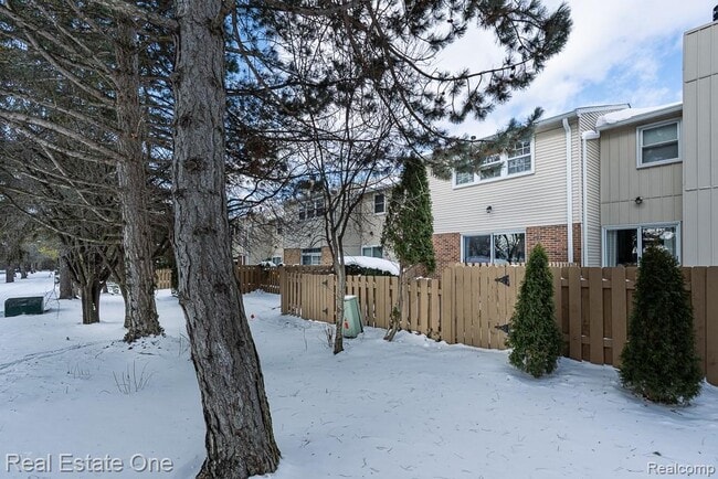 Building Photo - 5075 Buckingham Pl Dr