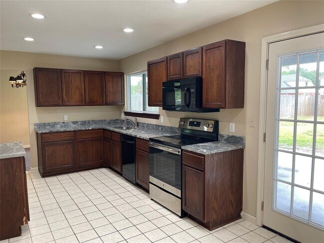 Building Photo - 2528 Sawyer Dr