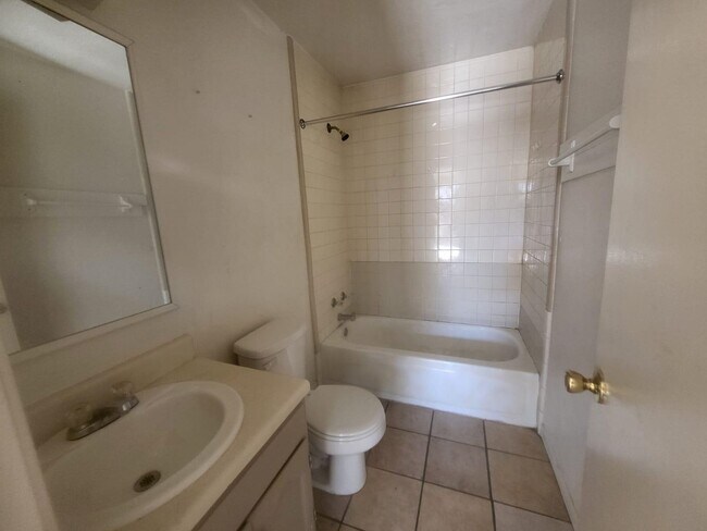 Building Photo - 2704 E Kearney St