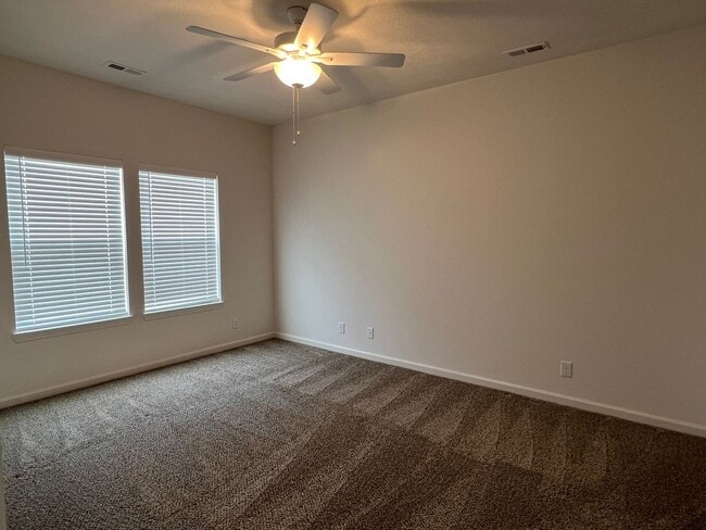 Building Photo - Almost new 3B2B plus den+fenced yard