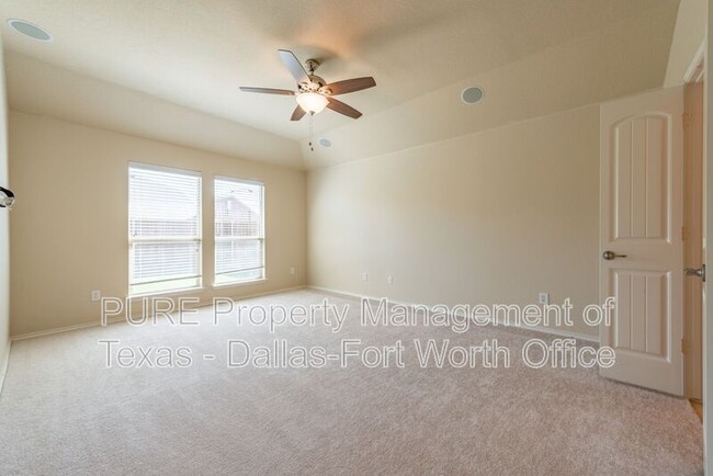 Building Photo - 1012 Lake Hollow Dr