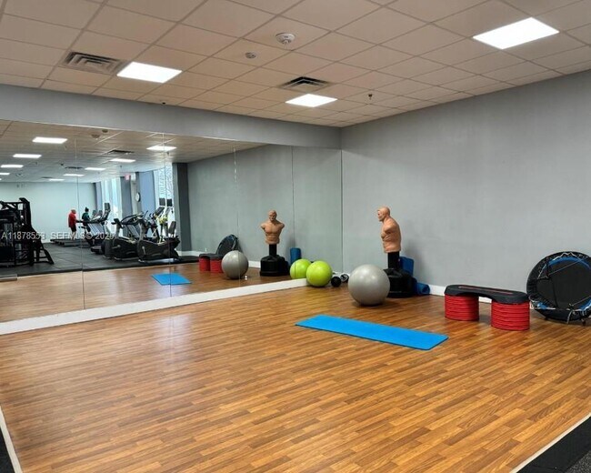 Building Photo - 2030 S Ocean Dr