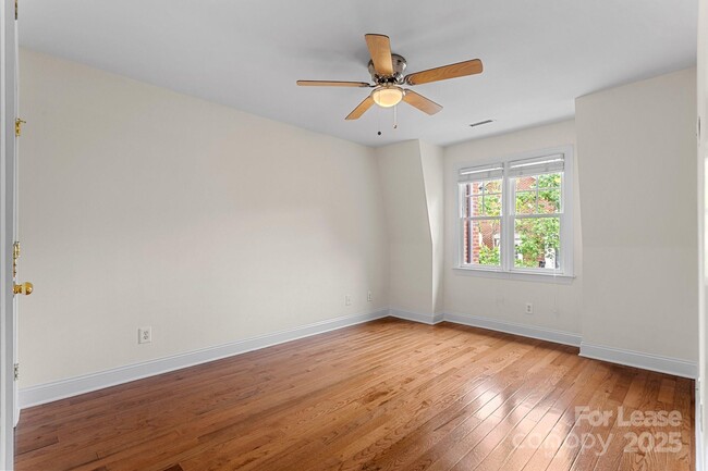 Building Photo - 1192 Hampton Gardens Ln