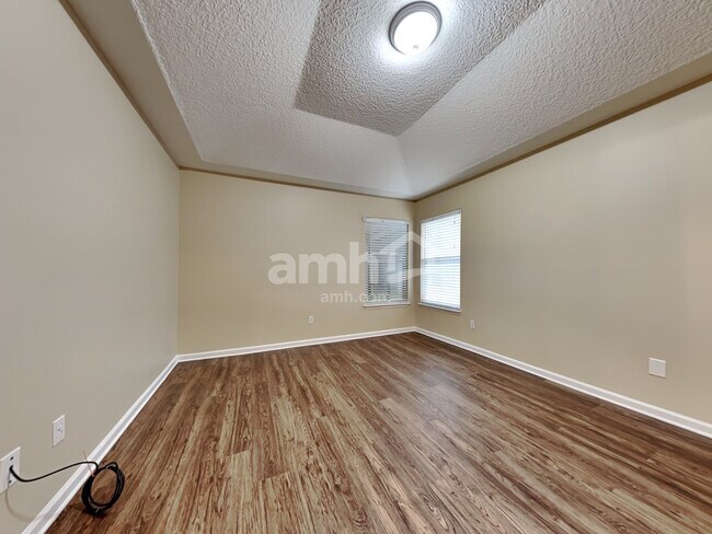 Building Photo - 2120 Pebble Creek Ln