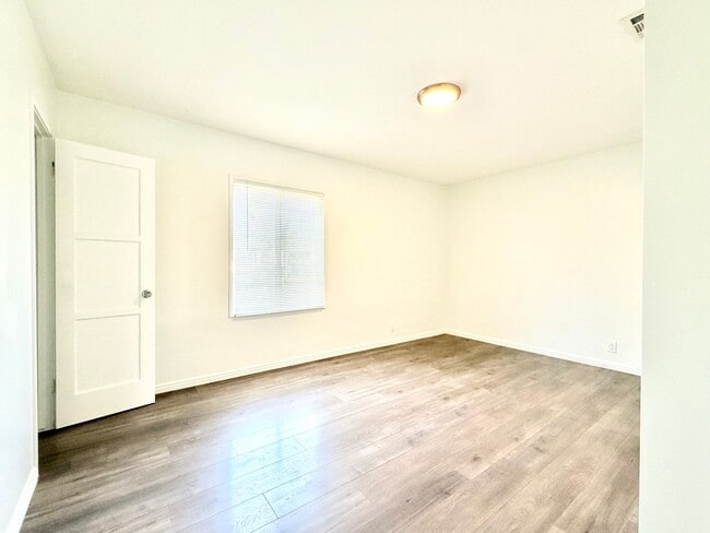 Building Photo - Charming front house 2b/d 2 b/a