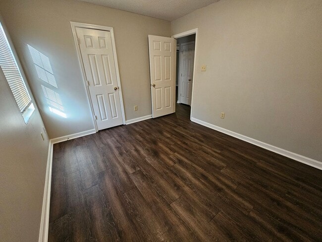 Building Photo - Home in Leesburg Available!