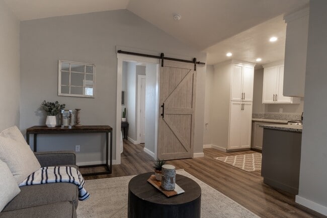Building Photo - $1,350 Sierra & Woodworth Ave, 1 Bed Clovi...