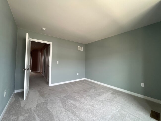 Building Photo - Move-in-ready Brookside Court townhome off...