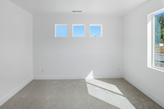 Building Photo - 225 265