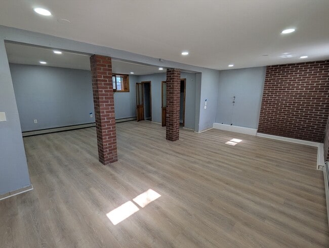 Building Photo - 376 Fellsway W