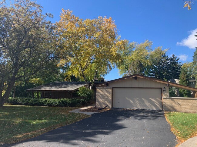 Primary Photo - 454 E Fox Dale Ct