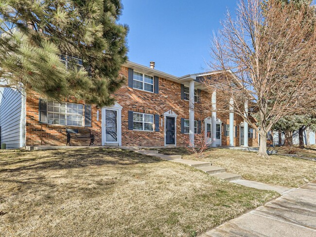 Building Photo - COMING IN MAY!!! Spacious 3 Bedroom 2.5 Ba...