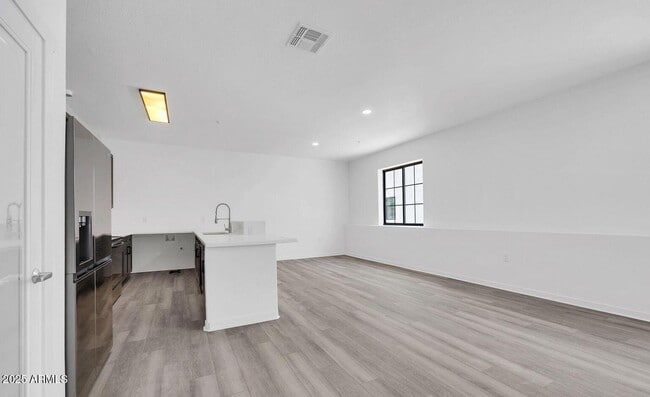 Building Photo - 832 S Farmer Ave