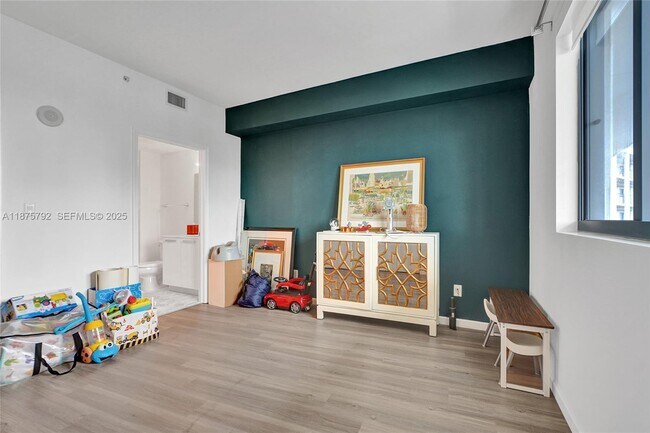 Building Photo - 601 NE 36th St