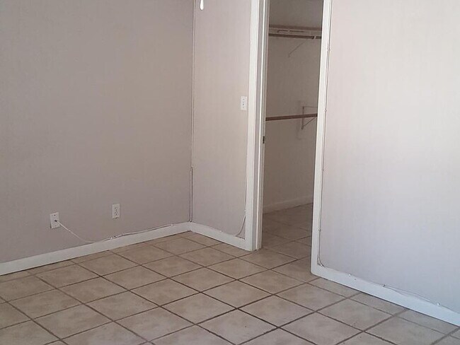 Building Photo - "Chic & Spacious 1-Bedroom Retreat with Gr...