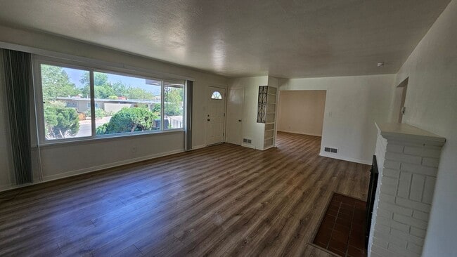 Building Photo - 4 bed 2.5 bath