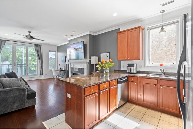 Building Photo - 2539 W Warren Blvd